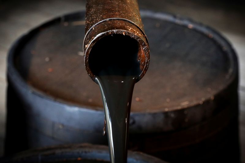 Цены на нефть снижаются в преддверии встречи ОПЕК+