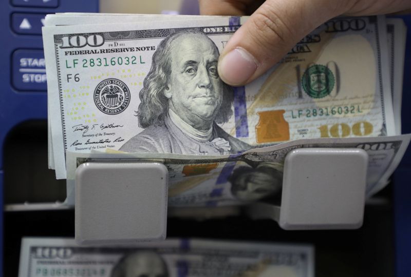 Доллар достиг пика 9 месяцев, сырьевые валюты в минусе