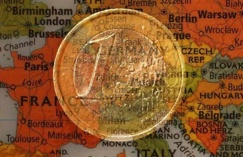 Доллар и евро дорожают на торгах «МосБиржи»
