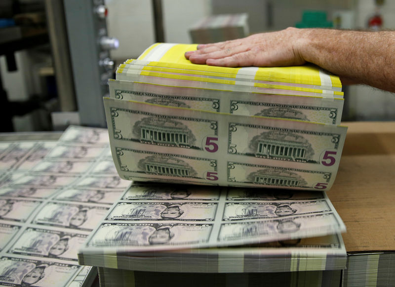 Доллар упал ниже 73 рублей впервые почти за месяц