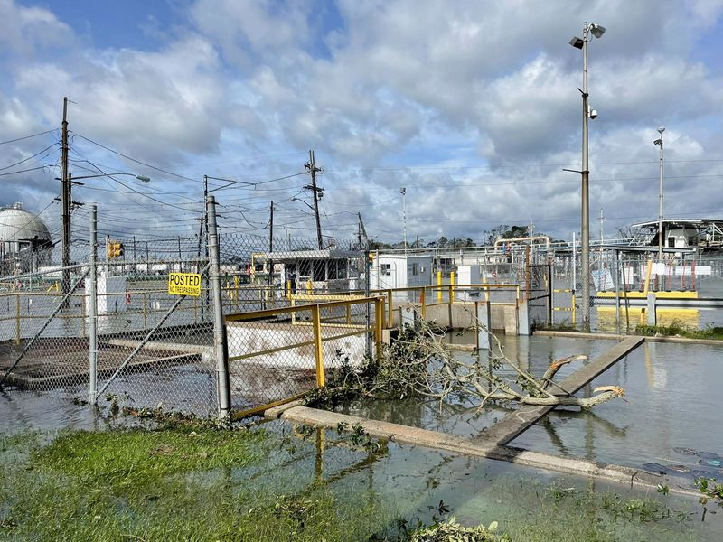 Энергетические компании США ждут удара нового урагана