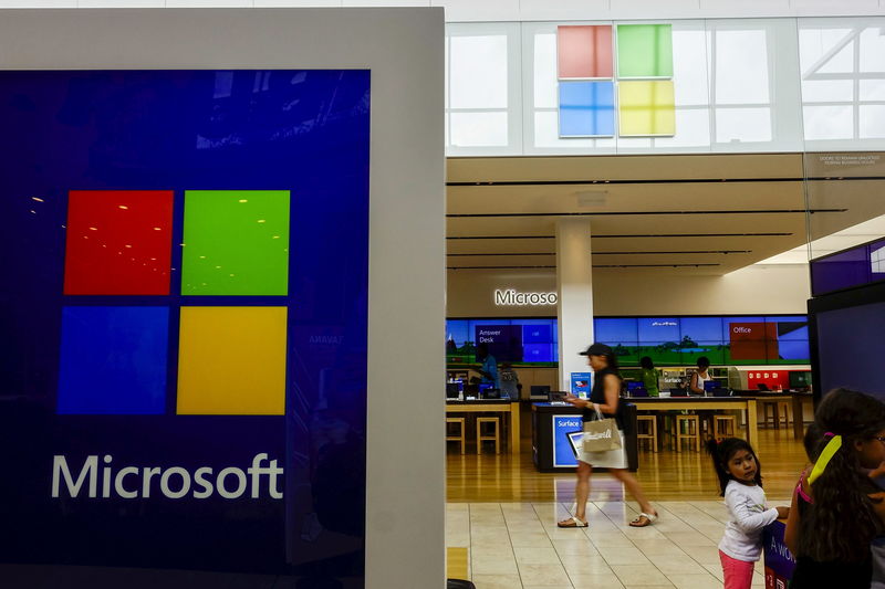 Microsoft представила 4 компьютера Surface и складной телефон