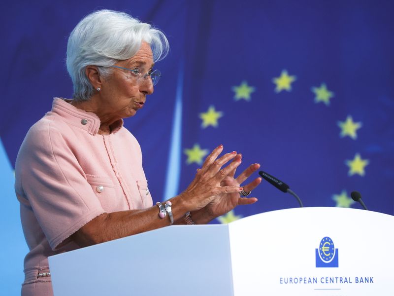 ОБОБЩЕНИЕ-«Леди не сворачивает»: Лагард заверила, что ЕЦБ продолжит поддержку экономики