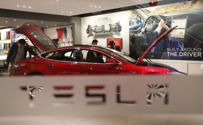 Размер маткапитала и выпуск Tesla Roadster: новости к утру 2 сентября