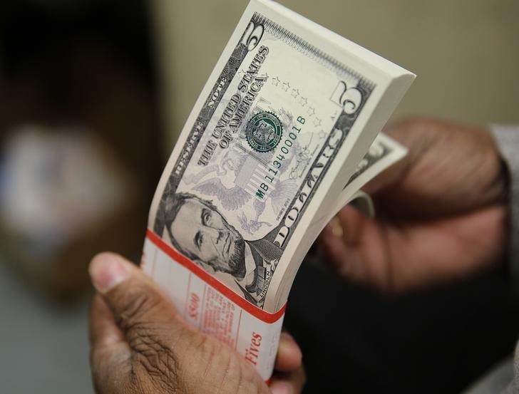 Средний курс доллара США со сроком расчетов «завтра» по итогам торгов составил 72,7546 руб.