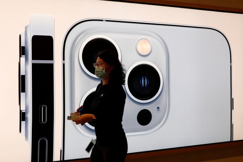 Apple может сократить выпуск iPhone 13 из-за нехватки чипов — Bloomberg