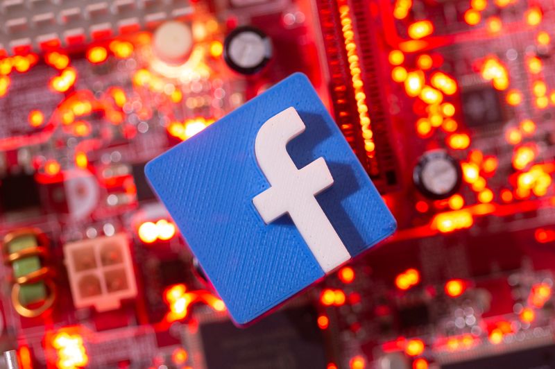 Facebook начал удалять контент по требованию Роскомнадзора