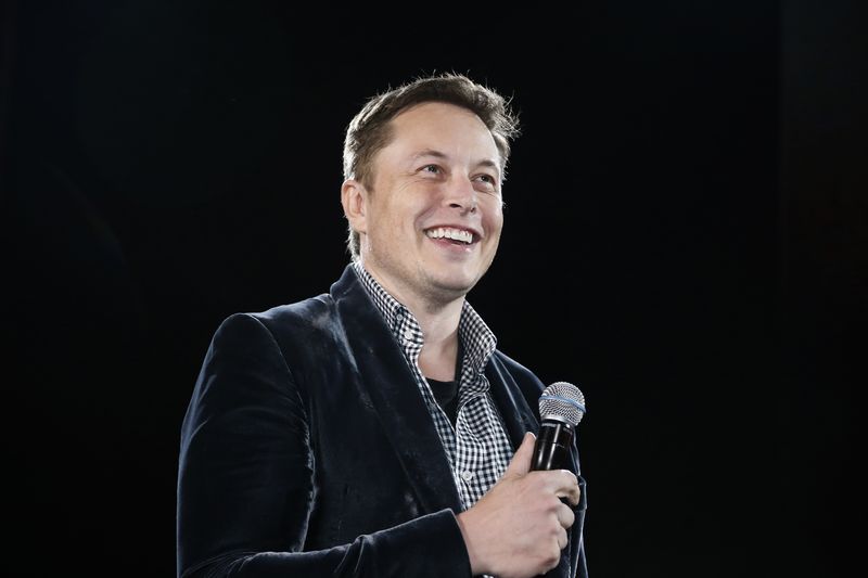 Маск шутя предложил Баффету инвестировать в Tesla