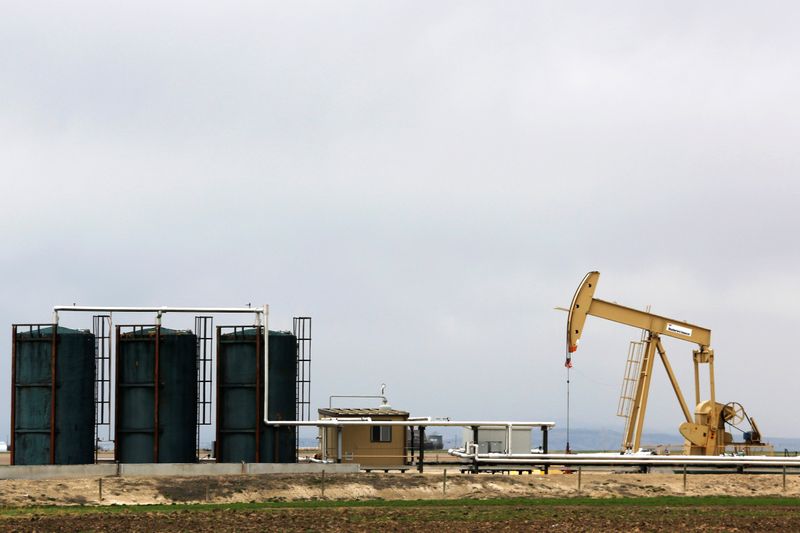Нефть снижается в преддверии заседания ОПЕК+