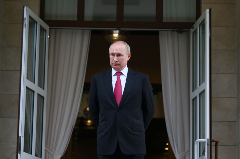 Путин поручил подумать над повышением до 10% ВВП порога ФНБ, позволяющего тратить излишки резервов