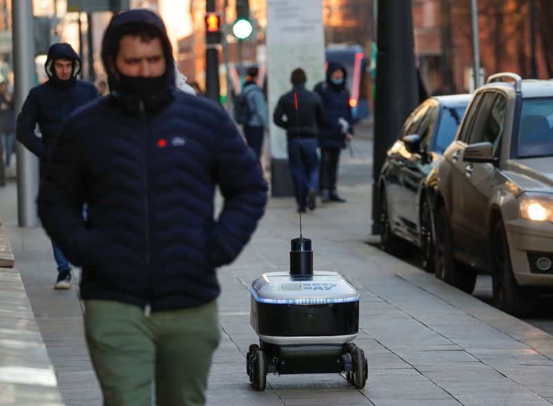 Роботы Яндекса начнут доставлять посылки Почты в Москве
