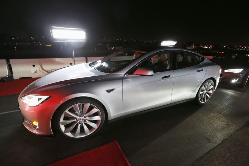 Tesla откатила автопилот до старой версии из-за проблем с ПО