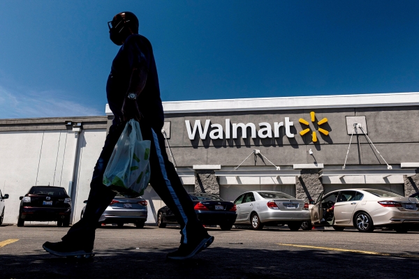 Walmart превзошел прогнозы по прибыли, отвоевывая покупателей продуктовых магазинов на фоне роста инфляции