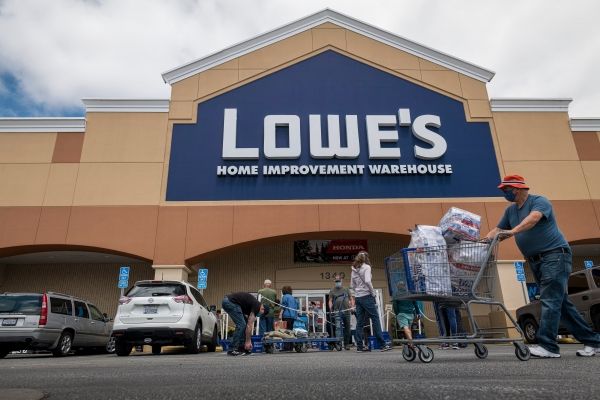 Lowe's видит рост продаж, помогая бэби-бумерам оставаться в своих домах