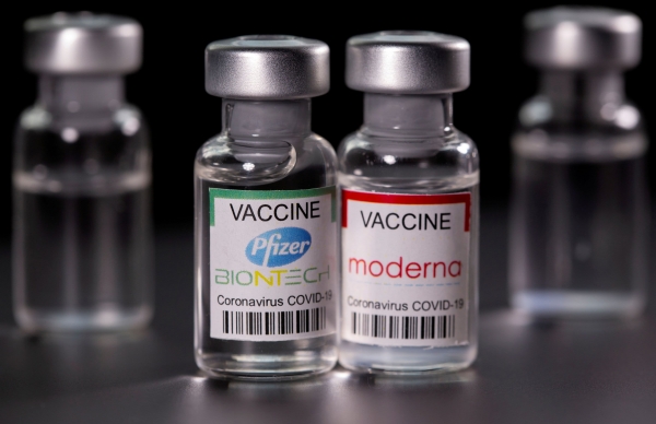 Модерна говорит, что у вакцины Covid меньше случаев прорыва, чем у вакцины Pfizer, но у молодых мужчин выше показатели миокардита