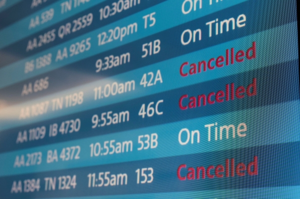 American Airlines отменяет более 1400 рейсов по выходным, ссылаясь на погодные и кадровые проблемы.