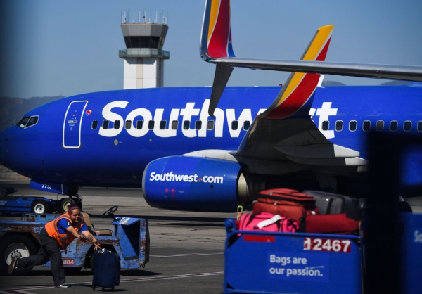 Southwest предлагает сотрудникам дополнительную оплату и мили для часто летающих пассажиров, чтобы избежать сбоев в поездках на каникулы.