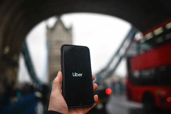 Uber повышает цены в Лондоне на 10%, пытаясь переманить водителей