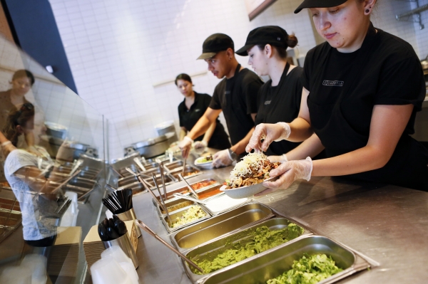 Повышение зарплаты в ресторане снижает прибыль — некоторые предупреждают, что впереди еще больше боли