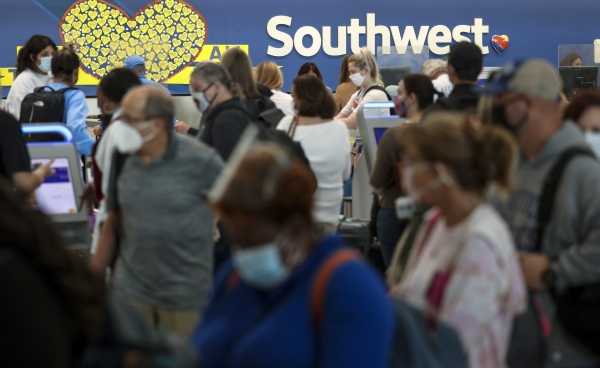 Акции Southwest Airlines упали после массовых отмен рейсов, перевозчик весит еще больше сокращений