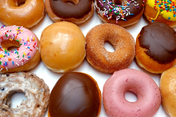 Выручка Krispy Kreme превзошла оценки, поскольку сеть пончиков снижает ценовую политику