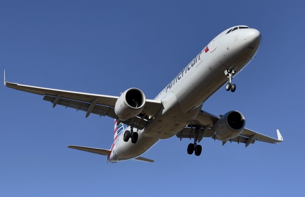 American Airlines увеличивает отпускные для бортпроводников, чтобы избежать отмены рейсов