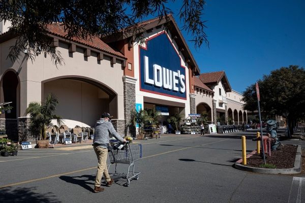По оценкам Lowe's, покупатели все больше вкладывают средства в более крупные домашние проекты, и розничный торговец повысил прогноз продаж