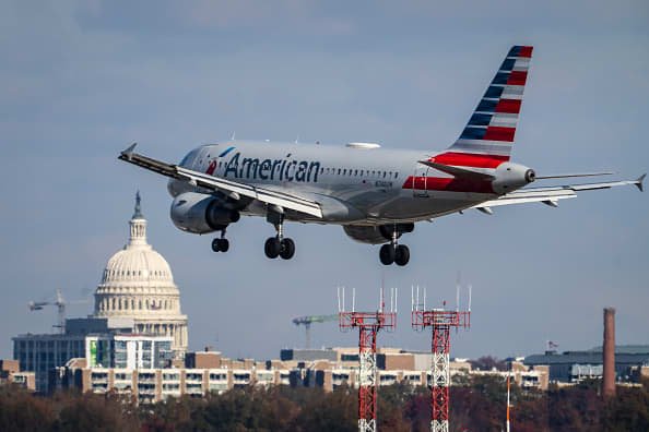 Акции, которые делают самые большие движения в полдень: American Airlines, Gap, Moderna и другие.