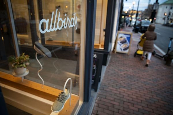 Компания Allbirds, производящая экологически чистую обувь, демонстрирует более значительные убытки, несмотря на 33% -ный рост продаж за квартал; акции падают