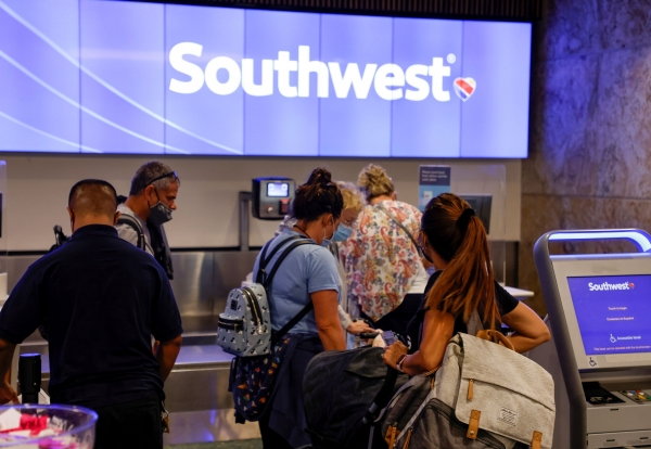Полиция сообщила, что сотрудница Southwest Airlines госпитализирована после того, как пассажир ударил ее кулаком