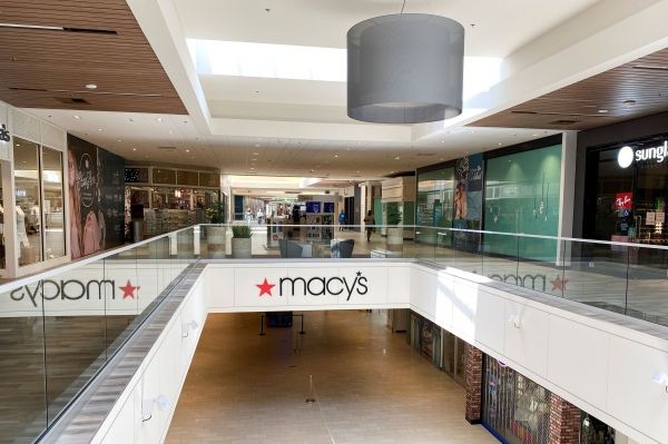 Macy's планирует закрыть 10 универмагов в январе и отложить закрытие других магазинов.