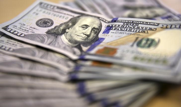 ЦБ РФ установил курс доллара США на сегодня в размере 71,8118 руб., евро — 82,2173 руб.