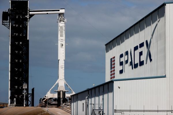 Ракетный бизнес SpaceX встряхивается, когда уходят два вице-президента