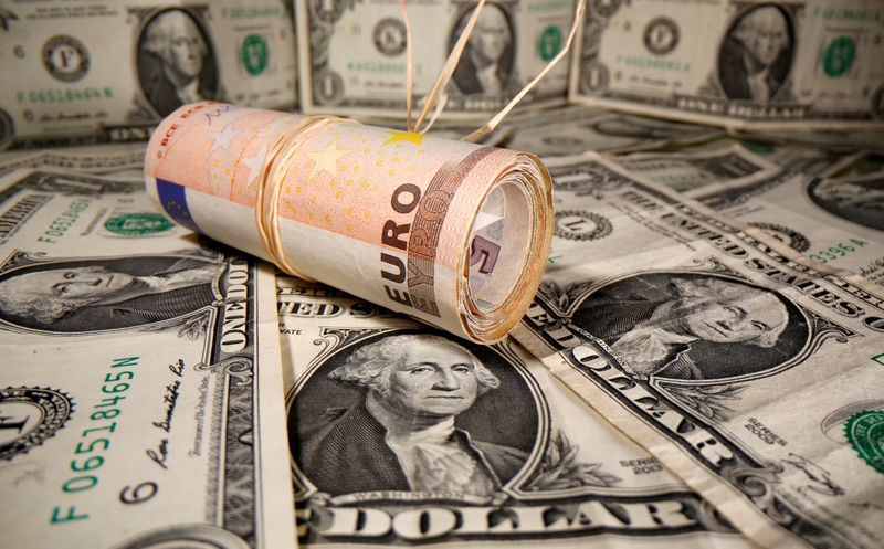Доллар в плюсе, евро снижается из-за опасений о коронавирусе в Европе