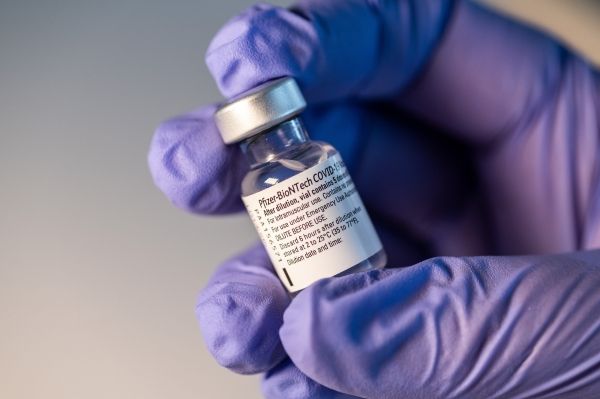 Производители вакцин быстро выступают против нового варианта omicron Covid, испытания уже ведутся