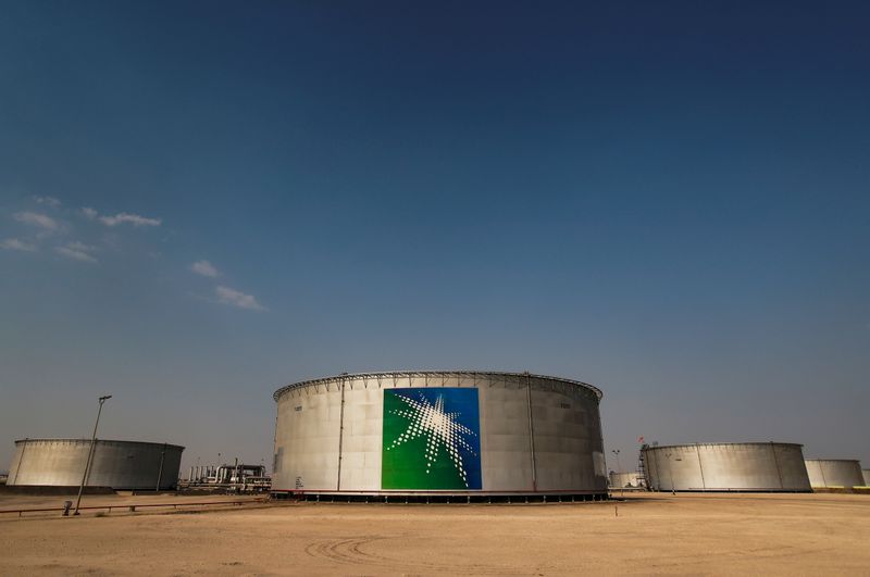 Нефть растет на 1% после повышения отпускных цен С.Аравией