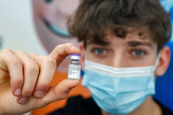 FDA расширяет право на бустерные вакцины Pfizer Covid для 16-17-летних на фоне опасений, связанных с омикроном