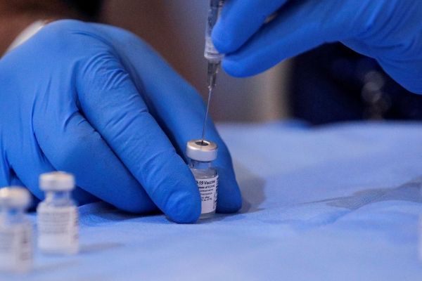 Генеральный директор Pfizer заявил, что четвертая доза вакцины против Covid может потребоваться раньше, чем ожидалось, из-за omicron
