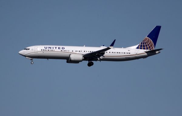 United Airlines предлагает пилотам тройную оплату, чтобы избежать сбоев в рейсах omicron