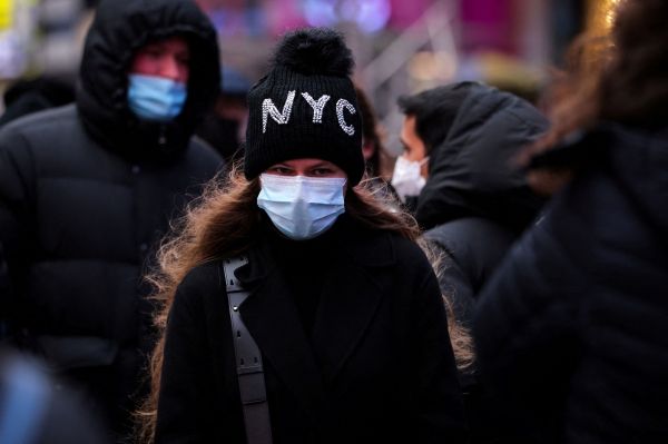 Мэр Нью-Йорка ожидает, что инфекция омикроном быстро вырастет, но достигнет пика в течение нескольких недель.
