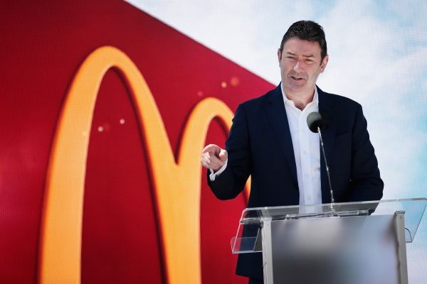 McDonald's возвращает 105 миллионов долларов от уволенного генерального директора Истербрука, обвиненного в сокрытии отношений от правления