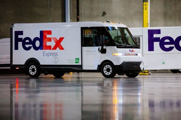 FedEx получает первый из 500 электрических грузовиков от подразделения GM по производству электромобилей — крупный шаг в области экологичной логистики