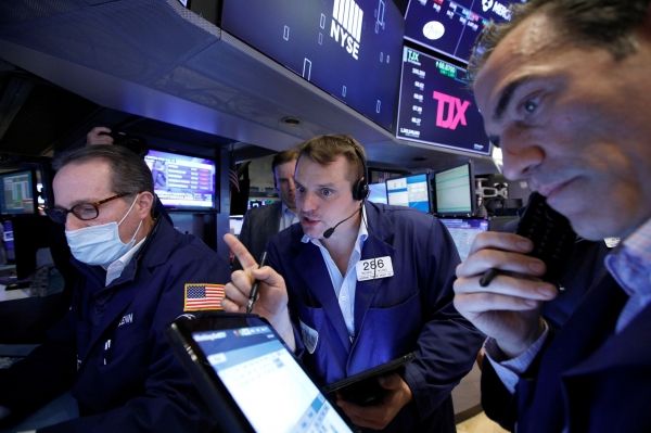 Акции падают второй день, так как продажи акций технологических компаний продолжаются, Dow упал на 350 пунктов.