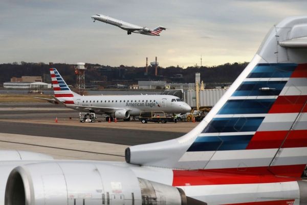 Акции, которые делают самые большие движения в полдень: American Airlines, Kohl's, Lucid Group и другие.