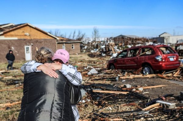 Байден говорит, что его администрация сделает « все необходимое '', чтобы помочь штатам, пострадавшим от торнадо