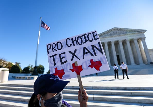 Верховный суд разрешит продолжить судебный процесс, оспаривающий закон Техаса об абортах