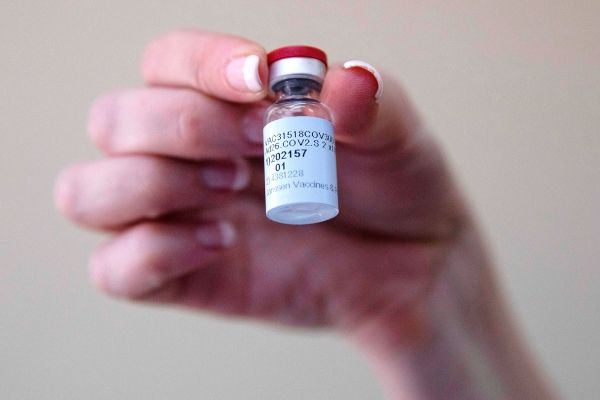 Группа экспертов CDC предпочитает вакцины Pfizer, Moderna прививкам J&J для взрослых из-за редких случаев образования тромбов