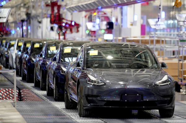 Tesla отзывает почти полмиллиона автомобилей из-за проблем с безопасностью