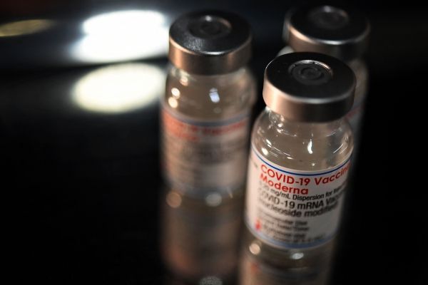 Moderna заявляет, что бустерная вакцина против Covid защищает от омикрона