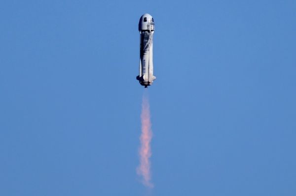 Посмотрите, как «Blue Origin» Джеффа Безоса запускает в космос свой первый экипаж из шести пассажиров
